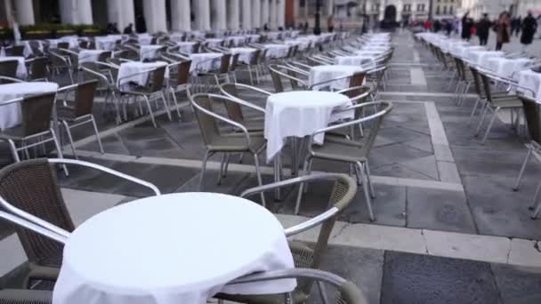 Řádky venkovních kaváren na náměstí svatého Marka — Stock video
