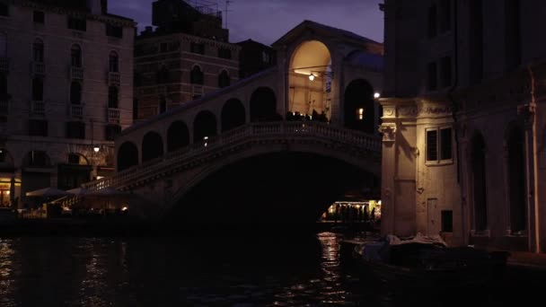 Σκούρα σιλουέτα της όμορφης γέφυρας Rialto πάνω από ήρεμα νερά — Αρχείο Βίντεο