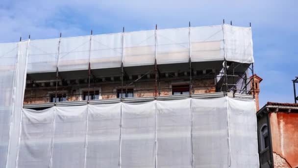 Rörelse förbi stora torget byggnad omgiven av byggnadsställningar — Stockvideo