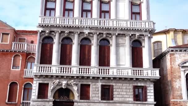Arquitetura das colunas e varandas do Palazzo Flangini — Vídeo de Stock