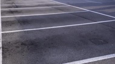 Caddedeki açık otoparkta serbest park yerleri boyunca hareket