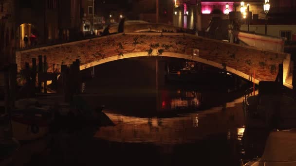 小さなヴェネツィアの静かなチャネル上の古代の橋の上の人々 — ストック動画