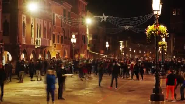 A táblás emberek összegyűlnek a Chioggia utcai tüntetésen. — Stock videók