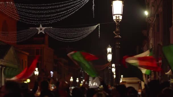 イタリアの旗はリトル・ヴェネツィア通りの抗議者によって手を振った — ストック動画