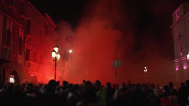 Manifestantes con cartel en nube de humo tonificada roja en la calle de la ciudad — Vídeo de stock