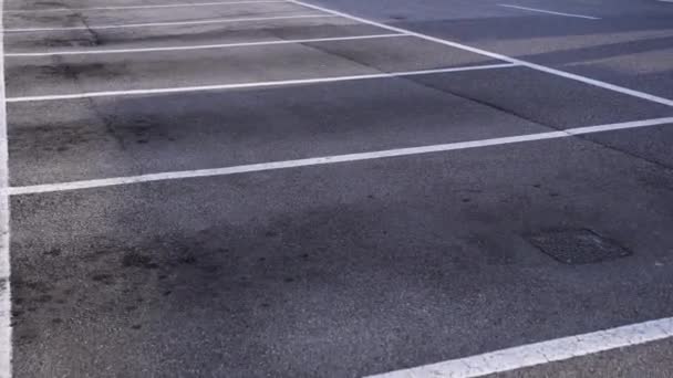 Bewegung entlang freier Plätze auf offenem Parkplatz an der Straße — Stockvideo