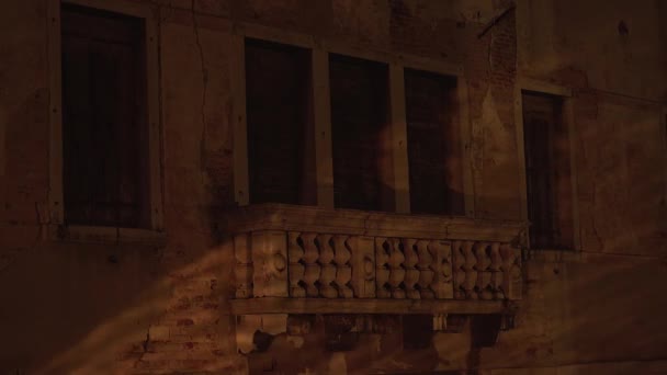 Licht en schaduwen op de gevel van het oude gebouw in Chioggia — Stockvideo