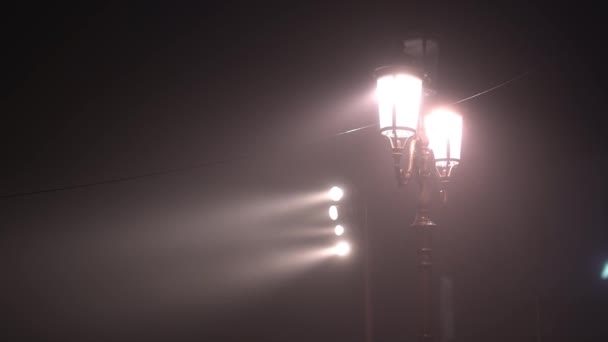 Vintage utcai lámpák kábelvilágítással ködös sötétségben — Stock videók
