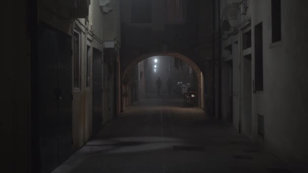 人々は古い建物の間の狭い通りに沿って歩く — ストック動画