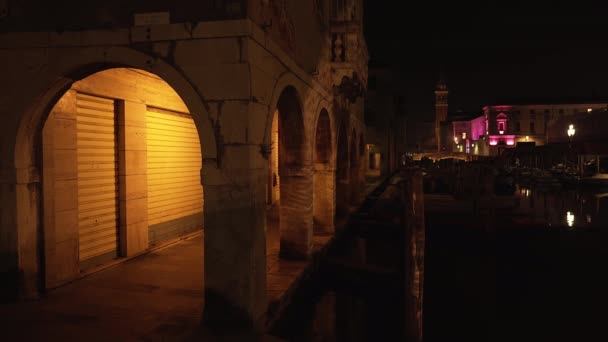 Arch folyosó oszlopok és árnyékok a töltésen éjjel — Stock videók