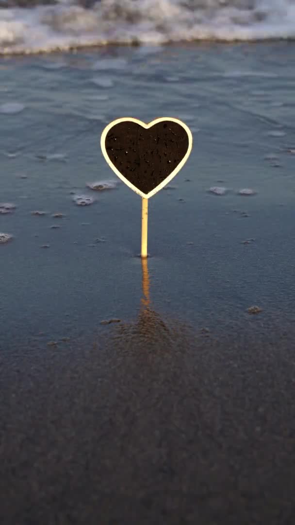 Placa encantadora com gotas de água e reflexão na praia molhada — Vídeo de Stock