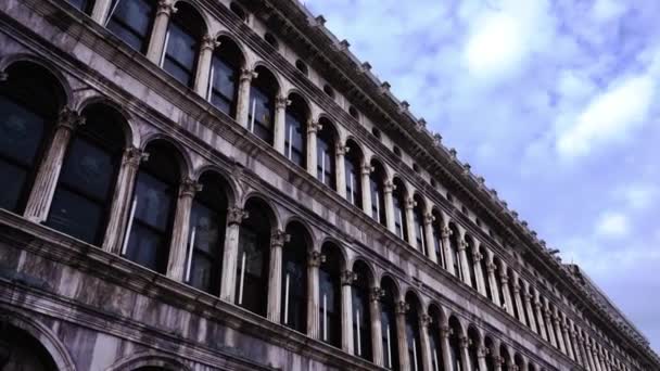 Tarihi Venedik binasının güzel duvarı boyunca hareket — Stok video