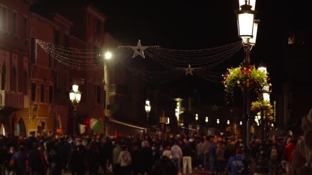 A tüntetők olasz zászlókat lengetnek a Chioggia utcán. — Stock videók