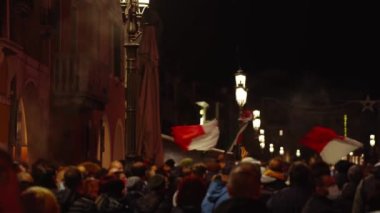 Sokakta İtalyan bayraklı koruyucu maskeli insanlar