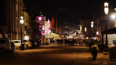 Tabelalı insanlar süslü cadde boyunca protesto yürüyüşü yapıyorlar.