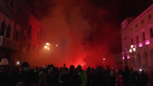 Tüntetők sokasága vörös tónusú füstfelhőben álarccal — Stock videók