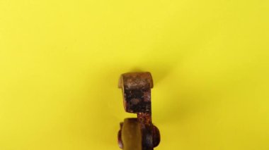 Kahverengi pas kaplı pense uçlarında hareket var.