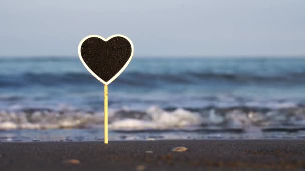 Чистый лист с местом для текста застрял в песке пляжа океана — стоковое видео