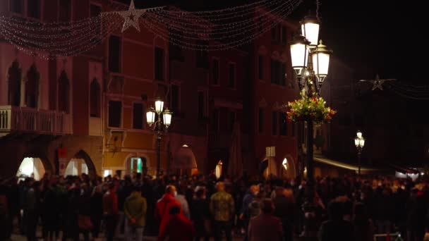 Menschen protestieren in der Nähe von antiken Gebäuden in Klein Venedig — Stockvideo