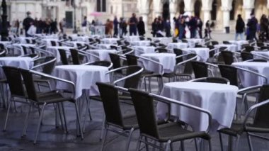 Venedik 'teki açık hava restoranının sıraları ve sandalyeleri.