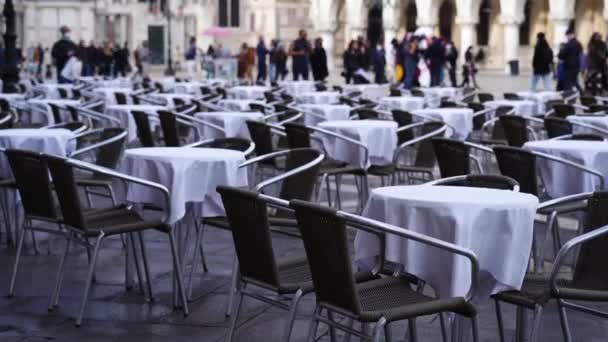 Linjer av bord och stolar i utomhus restaurang i Venedig — Stockvideo