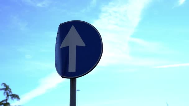 Señal de carretera de metal muestra los coches por delante solo contra el cielo azul — Vídeos de Stock