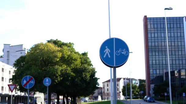 Дорожній знак людей і велосипедна доріжка, розташована на міській вулиці — стокове відео