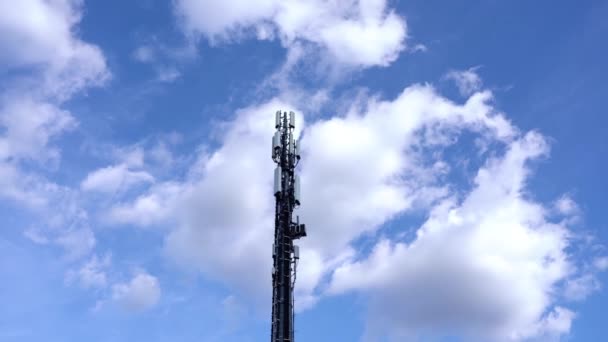 Torre con antenas transmite Internet y señales de radio — Vídeo de stock