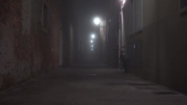 Küçük Venedik 'teki eski binalar arasındaki yol boyunca hareket