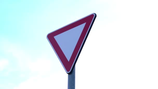 Panneau routier en métal donnant des instructions aux conducteurs Céder la place vue de près — Video