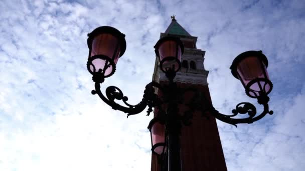 Silueta černé pouliční lampy proti zvonici svatého Marka — Stock video