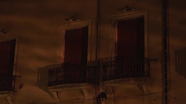 Schatten auf historischem Gebäude mit Terrassen in Chioggia — Stockvideo