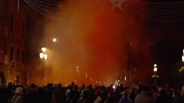 Manifestantes ondean banderas italianas en nube de humo tonificada naranja — Vídeo de stock