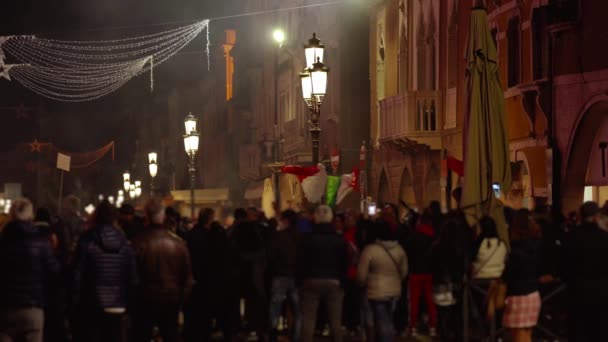 Ludzie protestują na Chioggia Street ze światłami — Wideo stockowe
