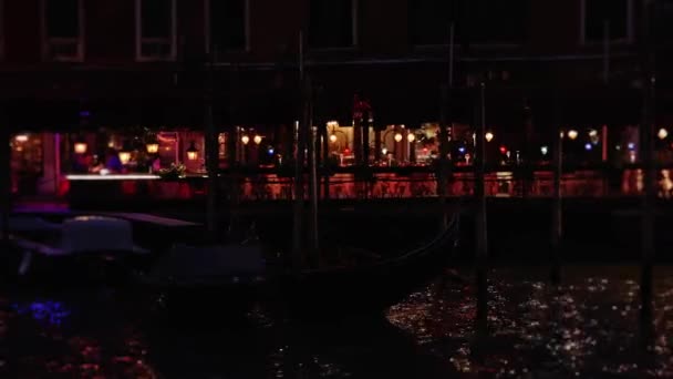 Navegar más allá de la cafetería situada en el banco del Gran Canal por la noche — Vídeos de Stock