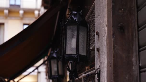 Schöne kleine Straßenlaterne aus schwarzem Metall mit Milchglas — Stockvideo