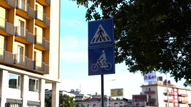 Sinais rodoviários de aço localizados na rua da cidade contra edifícios — Vídeo de Stock