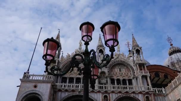 Rua luz de pé em Saint Mark quadrado baixo ângulo tiro — Vídeo de Stock