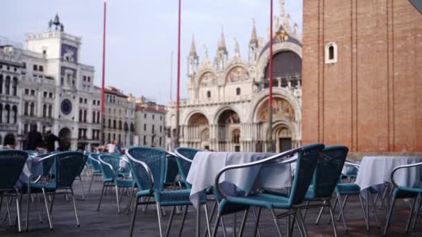 Prázdné stoly venkovní restaurace na náměstí svatého Marka — Stock video
