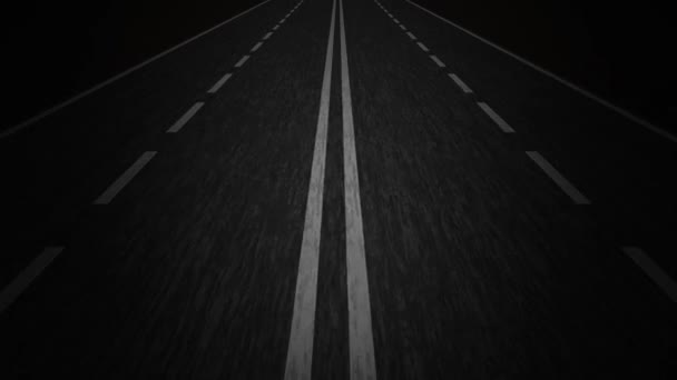 Κίνηση κατά μήκος άδειου σκοτεινού αυτοκινητόδρομου με λευκά σημάδια στις λωρίδες — Αρχείο Βίντεο