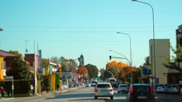 Autoturismele conduc de-a lungul drumului stradal printre casele orașelor mici — Videoclip de stoc