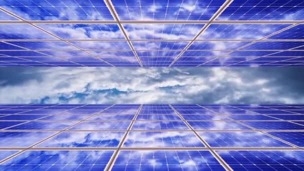 Fehér felhők úszkálnak a kék égen, amit napelemek tükröznek. — Stock videók