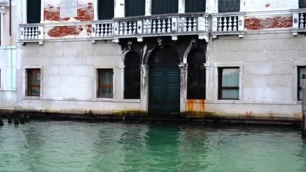 大運河の水面上の古代の白い建物 — ストック動画