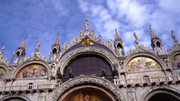 Fassade der Markusbasilika mit goldenen Fresken verziert — Stockvideo