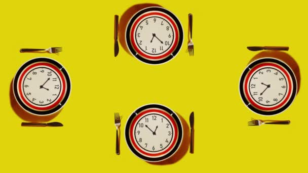 Zestaw zegarów na płytkach z sztućcami na żółtym tle — Wideo stockowe