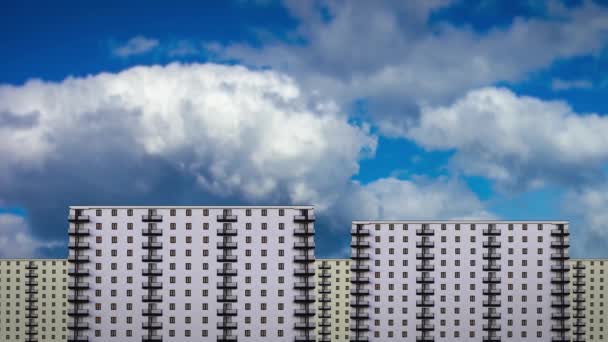 Nubes flotan a través del cielo sobre edificios en día soleado — Vídeos de Stock