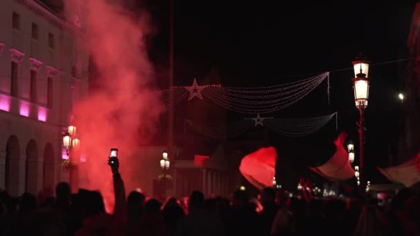 Siluetas de personas con banderas italianas y humo en la calle — Vídeos de Stock