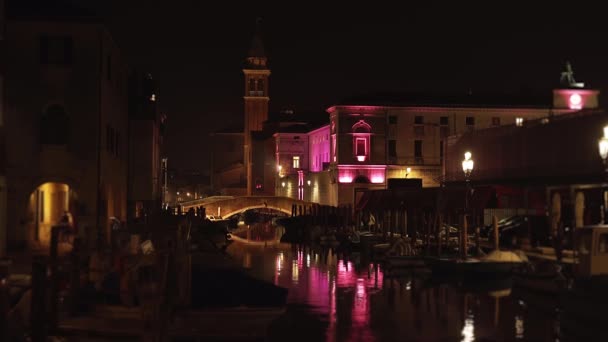 Chioggia cidade com calmos barcos de canal e ponte à noite — Vídeo de Stock