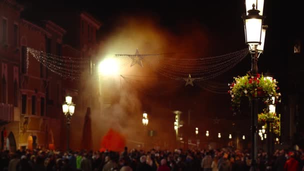 Protestujący z włoską flagą przy filarze pomarańczowego dymu — Wideo stockowe