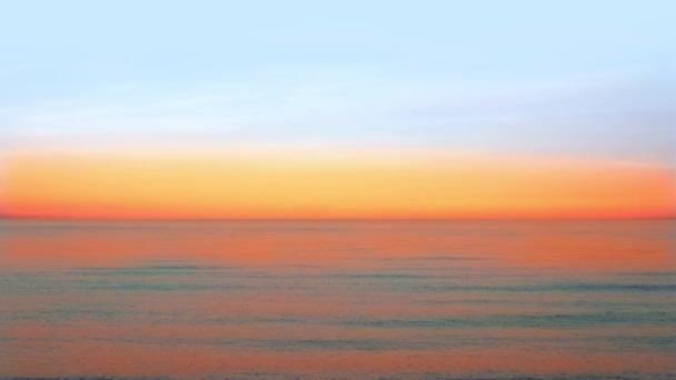 Underbart hav med rinnande vågor vid klar orange solnedgång — Stockvideo